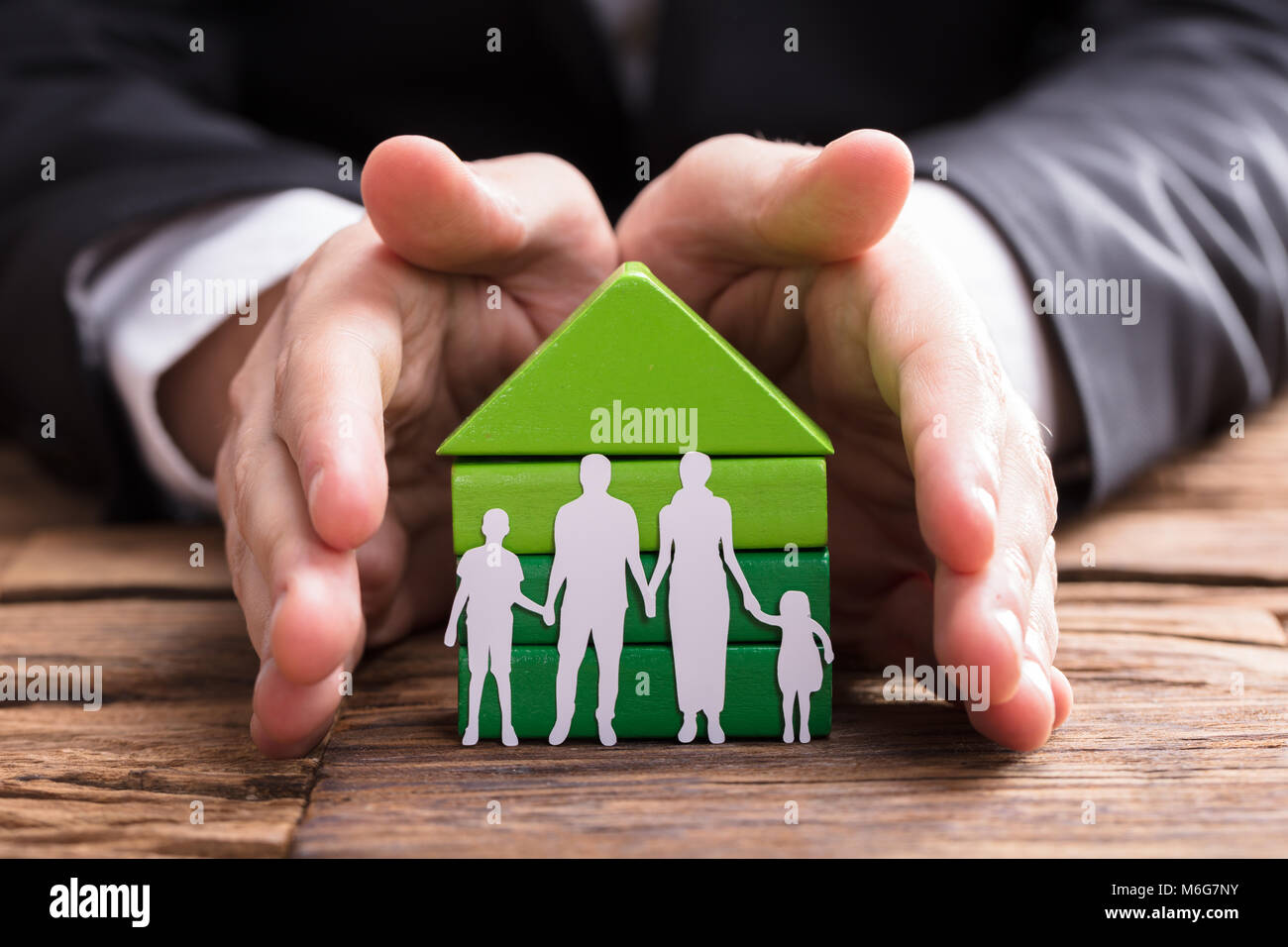 Der Unternehmer Schutzende Hand Haus Modell Und Familie Papier