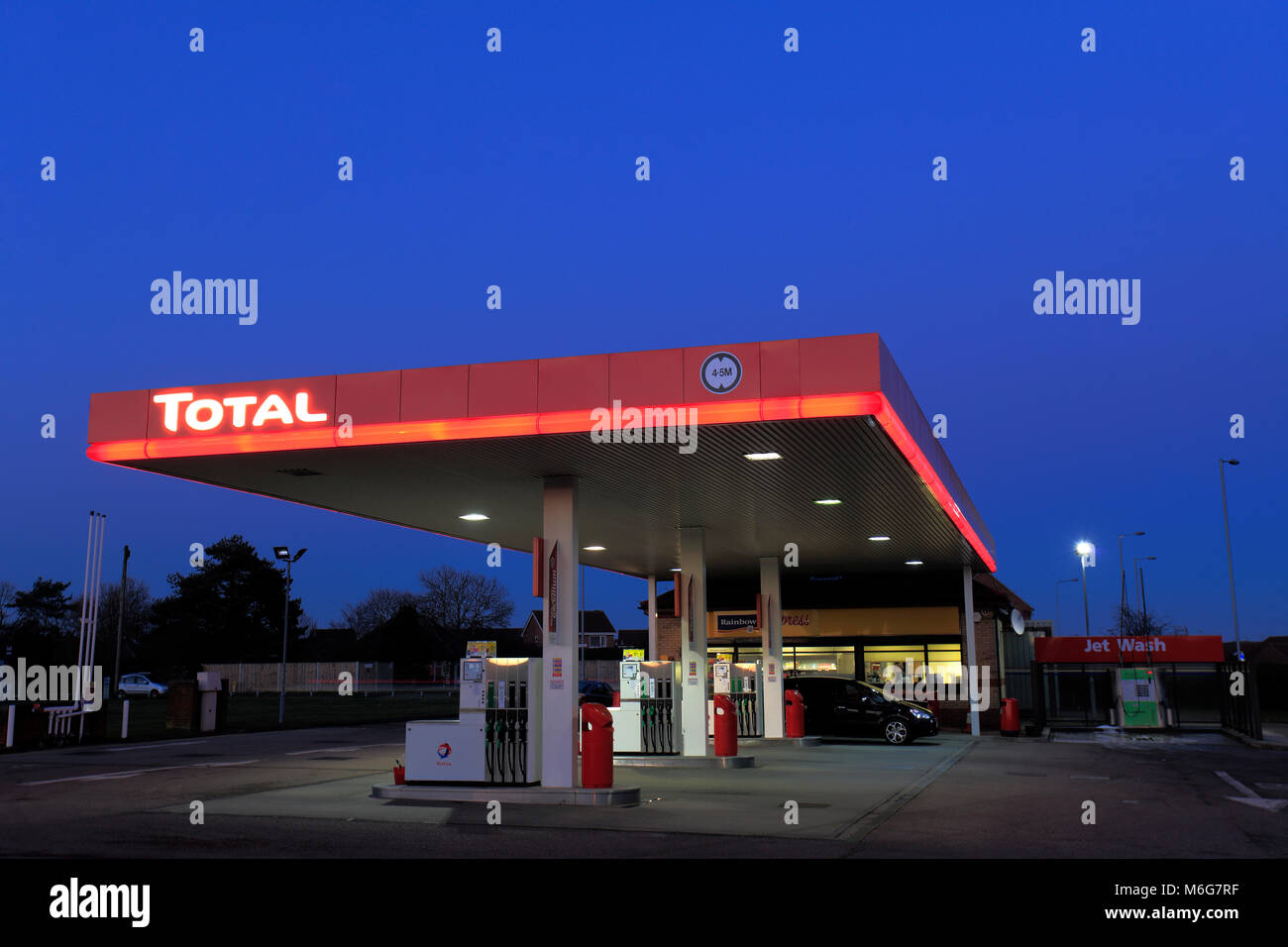 Total-Tankstelle in der Nacht, Great Yarmouth, Norfolk, England, Großbritannien Stockfoto