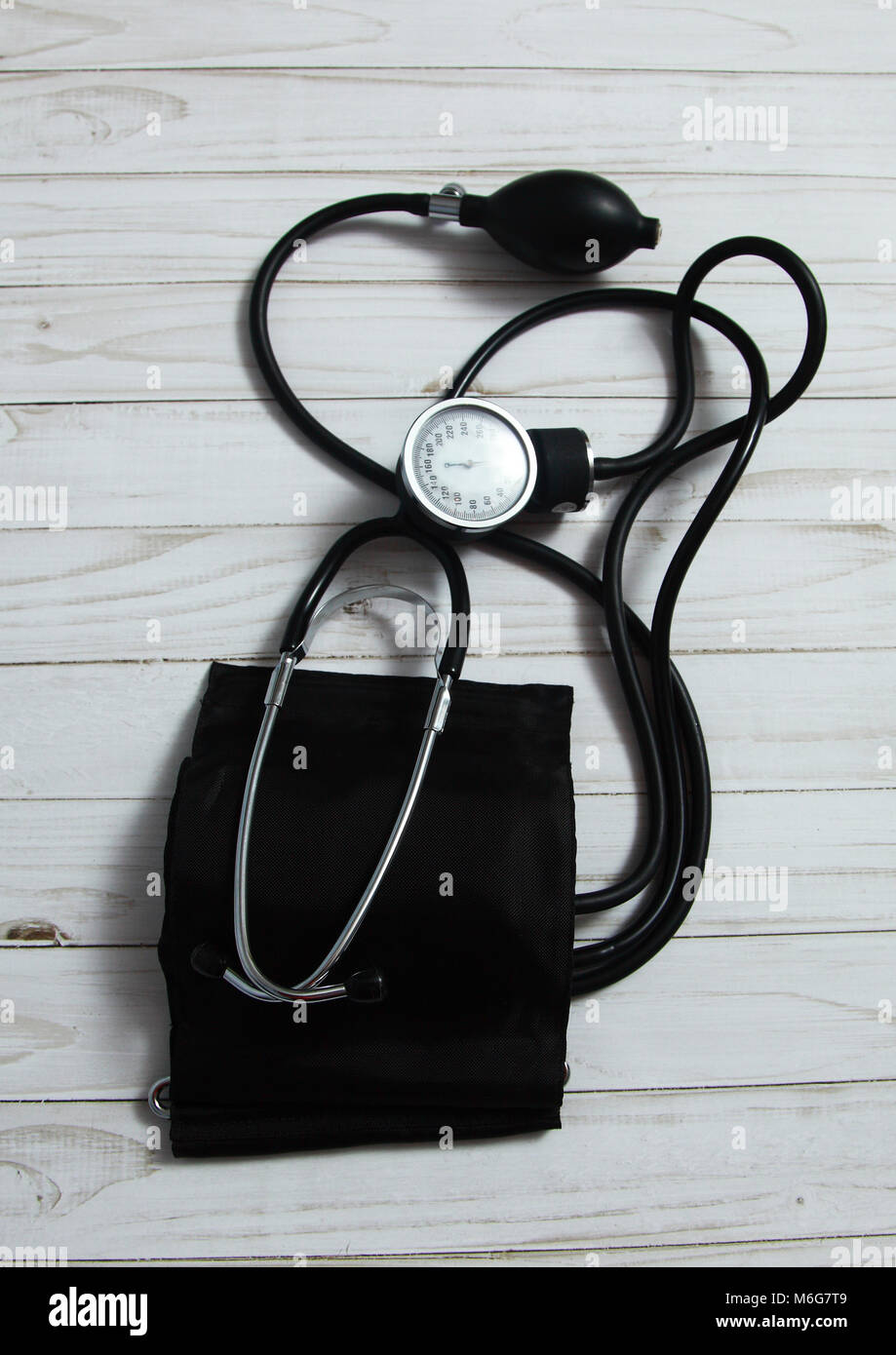Manuelle Blutdruck Blutdruckmessgerät auf weißem Hintergrund Stockfoto