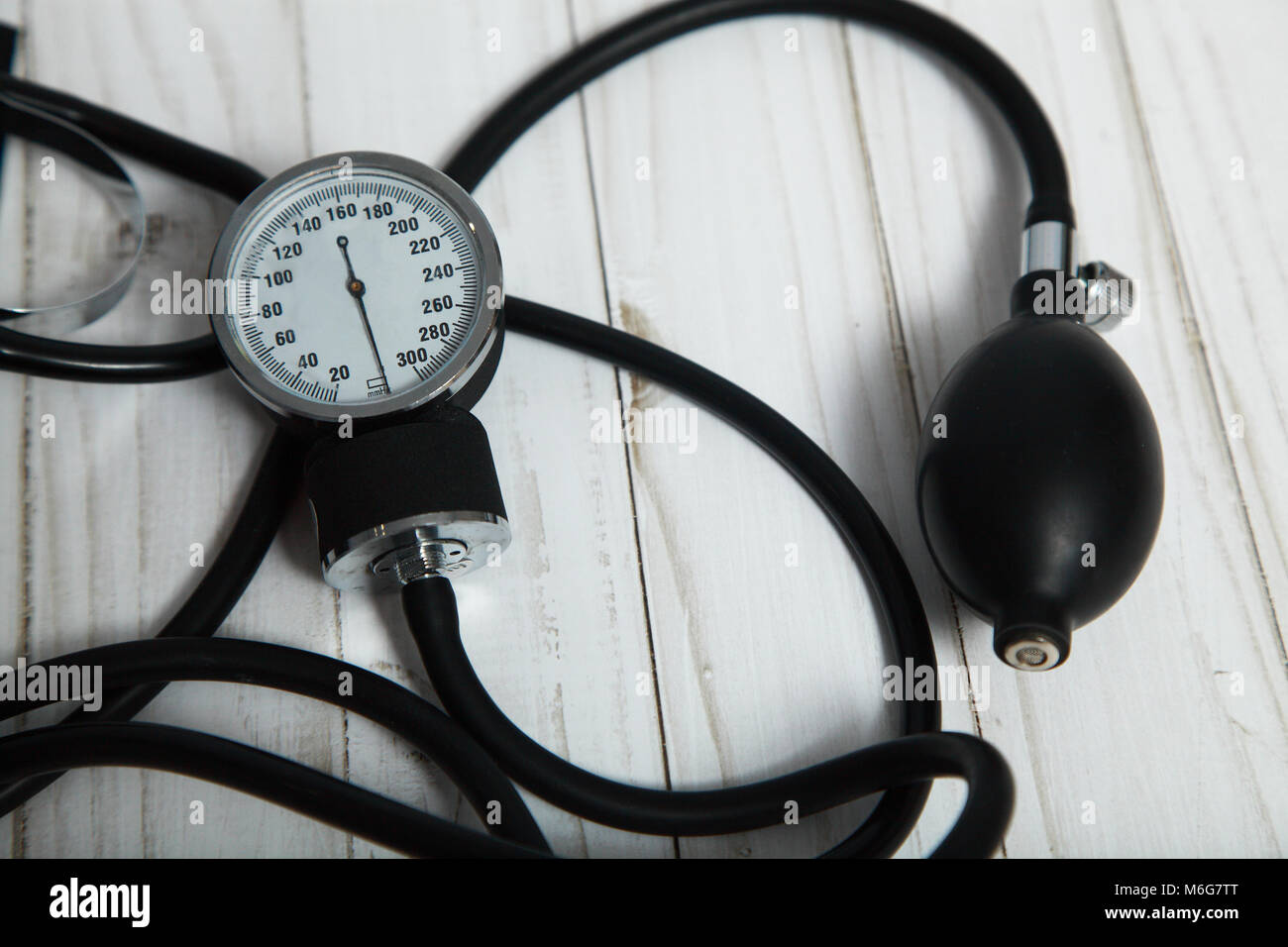 Handgerät zur Messung von Blutdruck auf einem hölzernen Hintergrund. Stockfoto