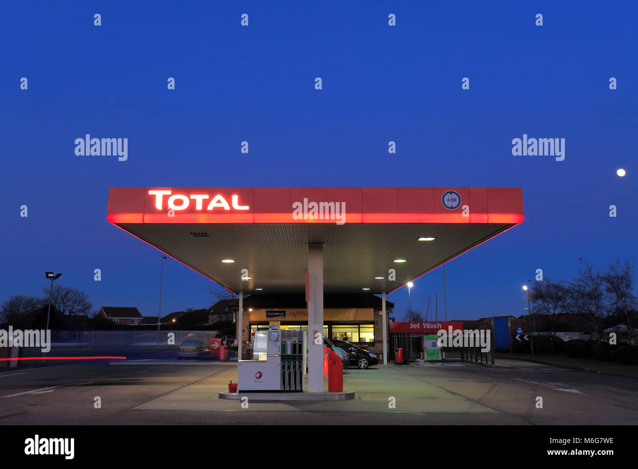 Total-Tankstelle in der Nacht, Great Yarmouth, Norfolk, England, Großbritannien Stockfoto