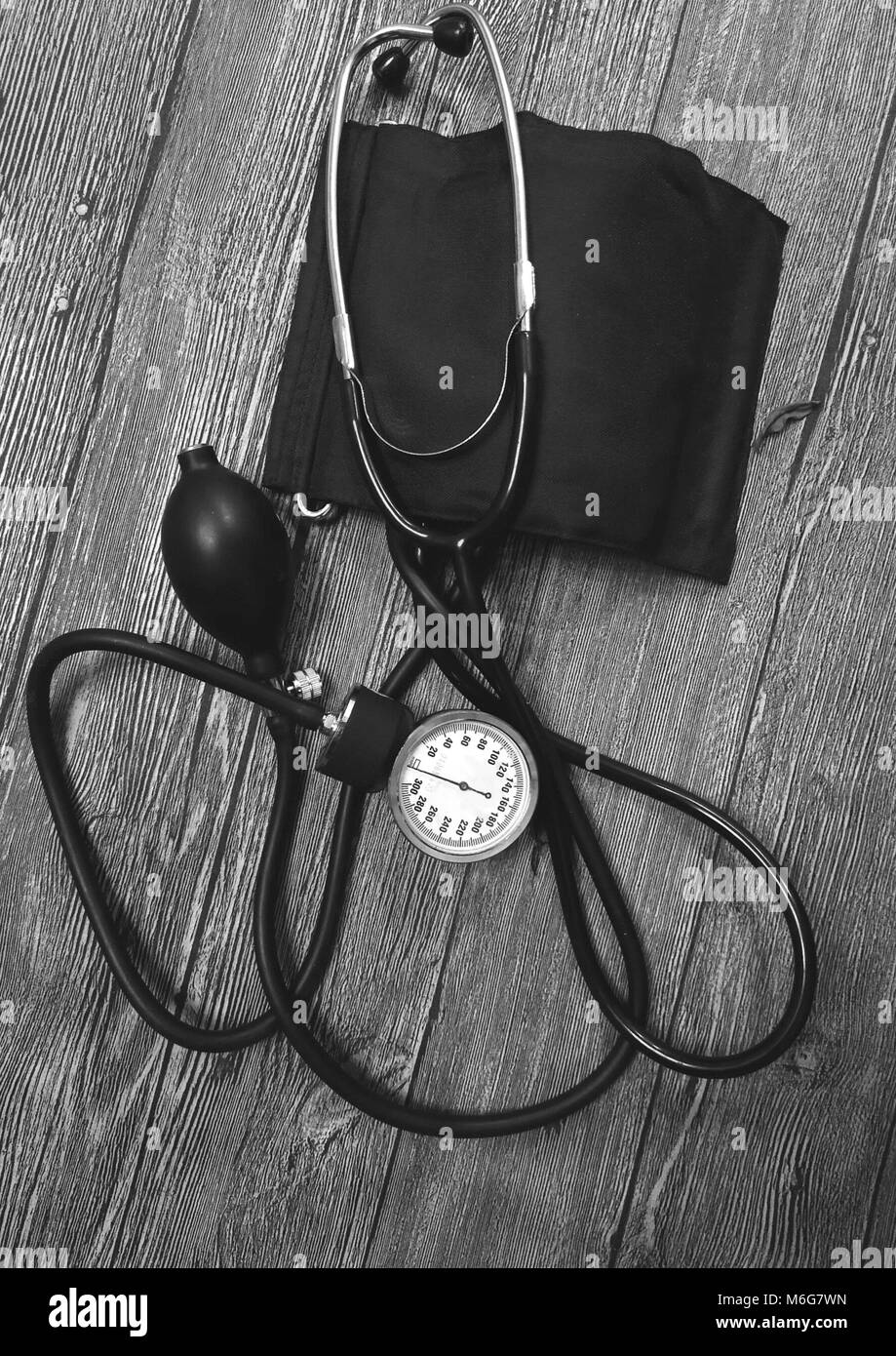 Handgerät zur Messung von Blutdruck auf einem dunklen Hintergrund. Stockfoto