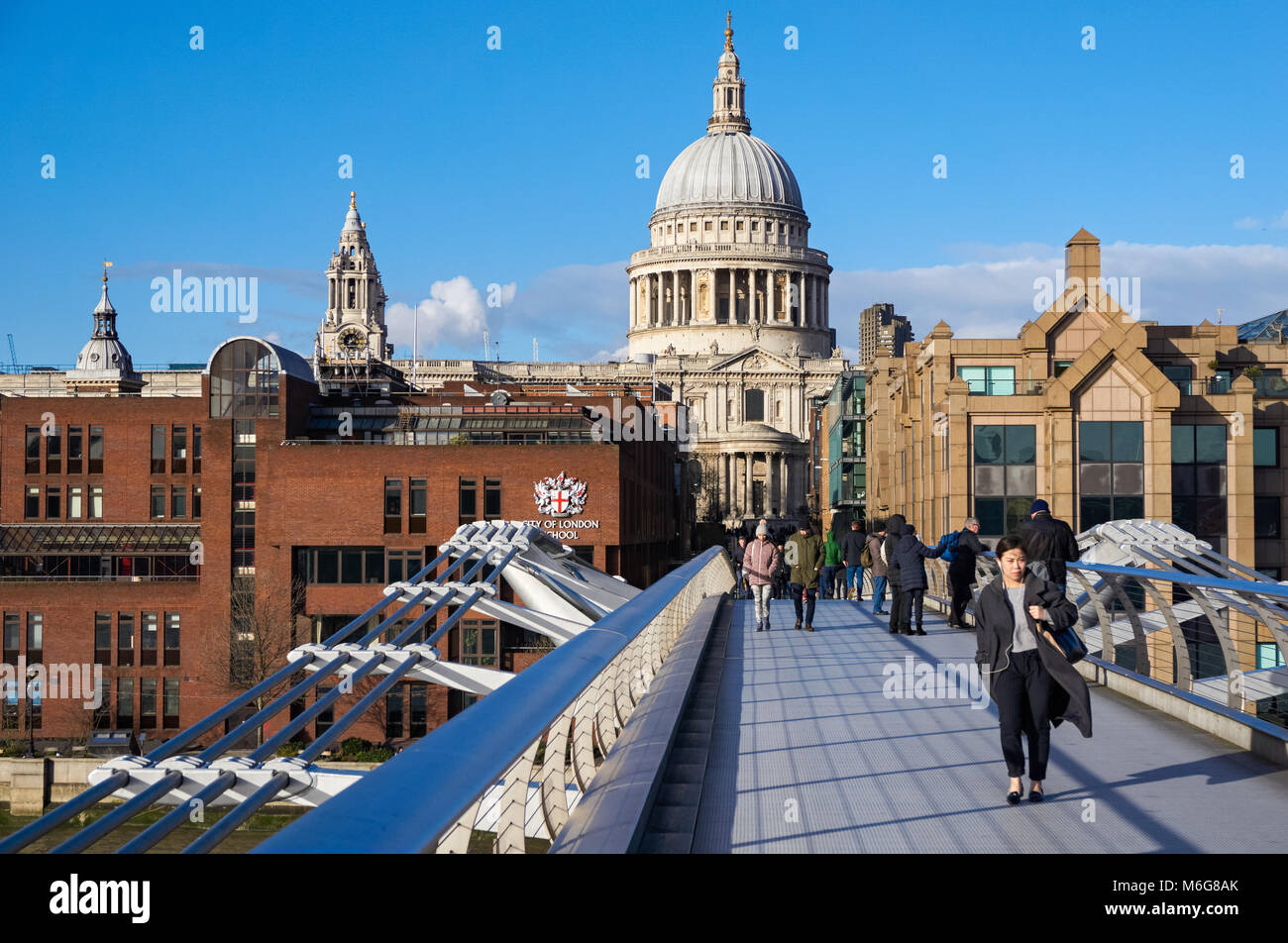 Die Leute auf der Millennium Bridge mit St. Paul's Kathedrale im Hintergrund, London England United Kingdom UK Stockfoto