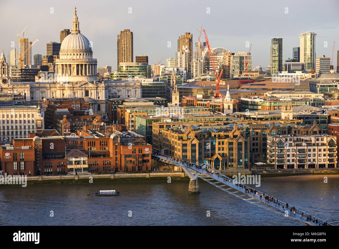 Panoramablick auf St Paul's Cathedral und umliegende Gebäude, London England Großbritannien Stockfoto