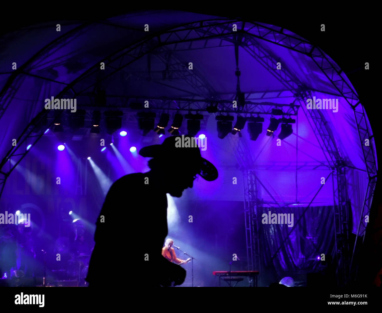 Silhouette der Mann mit Cowboyhut mit Neil Finn im Hintergrund, in der Dämmerung am Taronga Zoo genommen Stockfoto