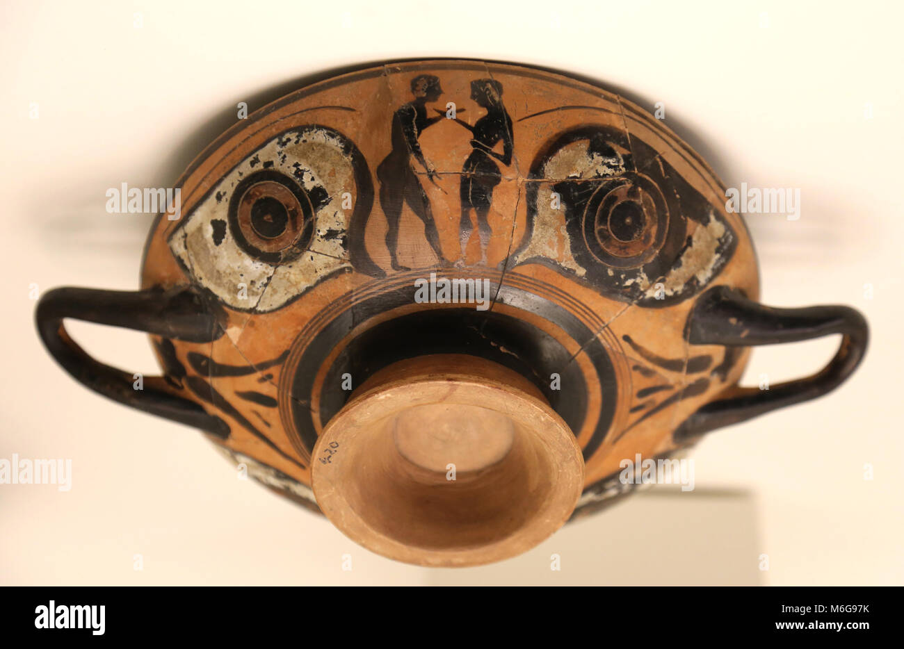 Auge - Cup (Kylix) mit Jungen zahlen Szene und zwei Augen gestaltet. Pre-klassischen griechischen Archaik. 6. Jahrhundert v. Chr.. Emporion, Girona. Stockfoto
