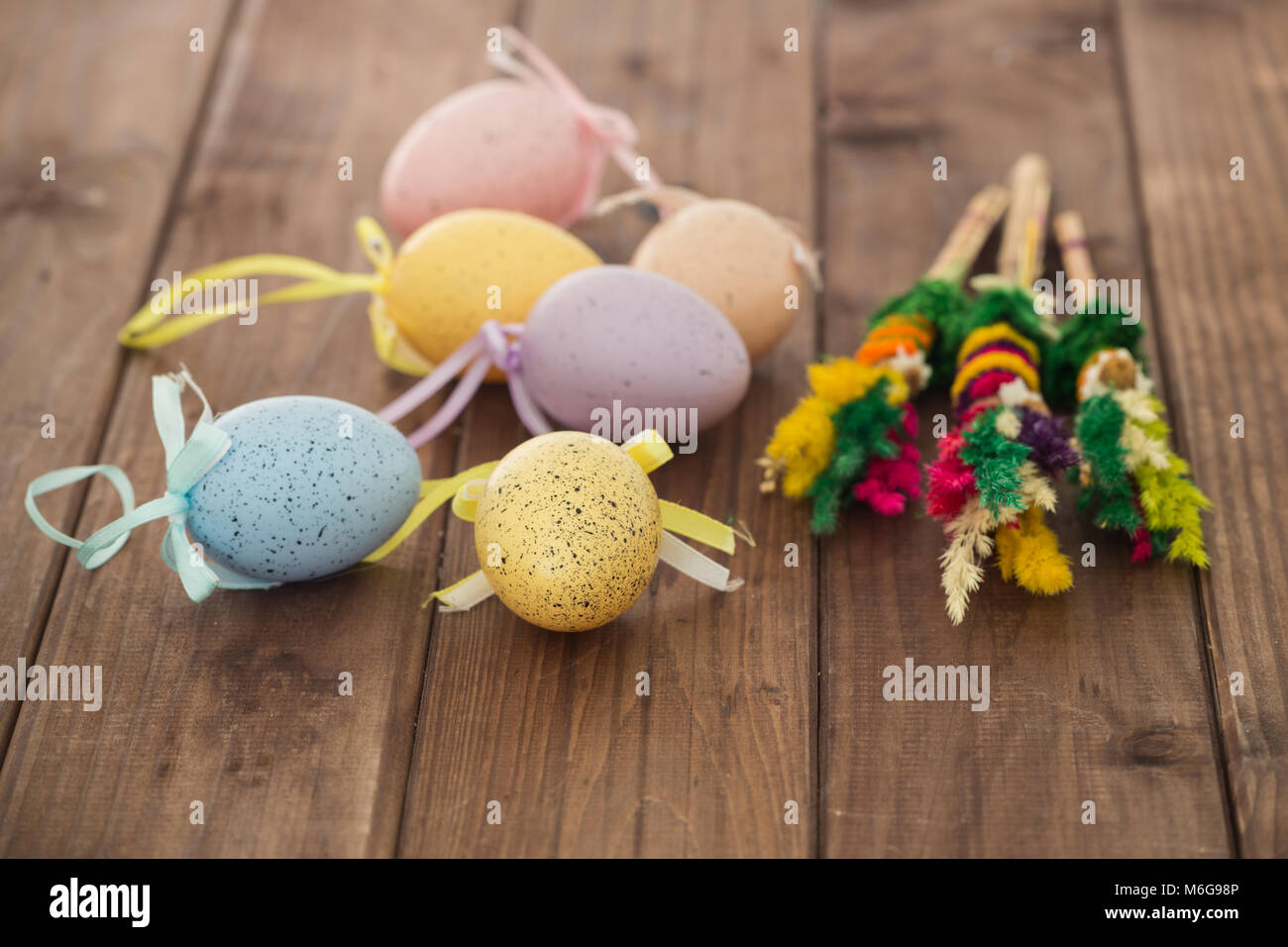 Ostereier und Dekoration auf hölzernen Hintergrund Stockfoto