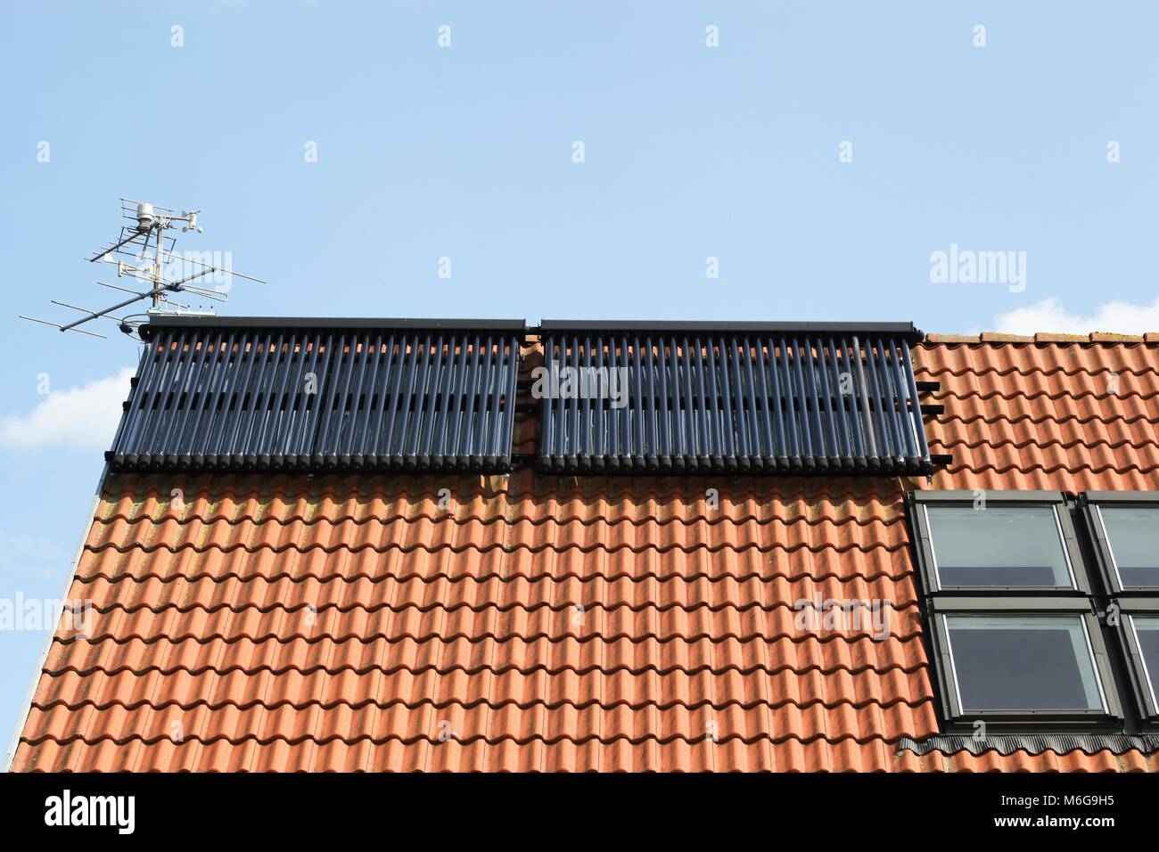 Solarglas Rohr Warmwasser Panel Array auf einem Dach Stockfoto