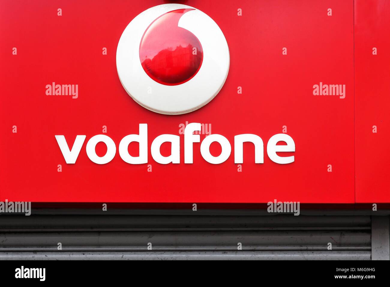 London, Großbritannien, 31. Januar 2018: Vodafone Logo auf eine Wand. Vodafone ist eine britische multinationalen Telekommunikationsunternehmen Stockfoto