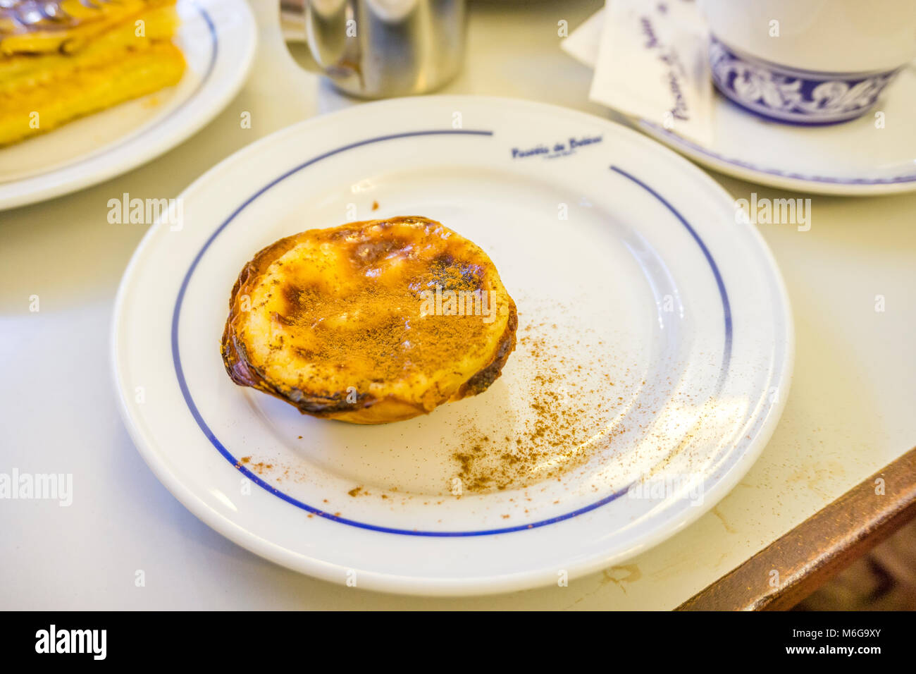 Lissabon, Portugal - Januar 31, 2018: Traditionelle portugiesische Gebäck und Kaffee im berühmten pasteis de belem serviert. Stockfoto