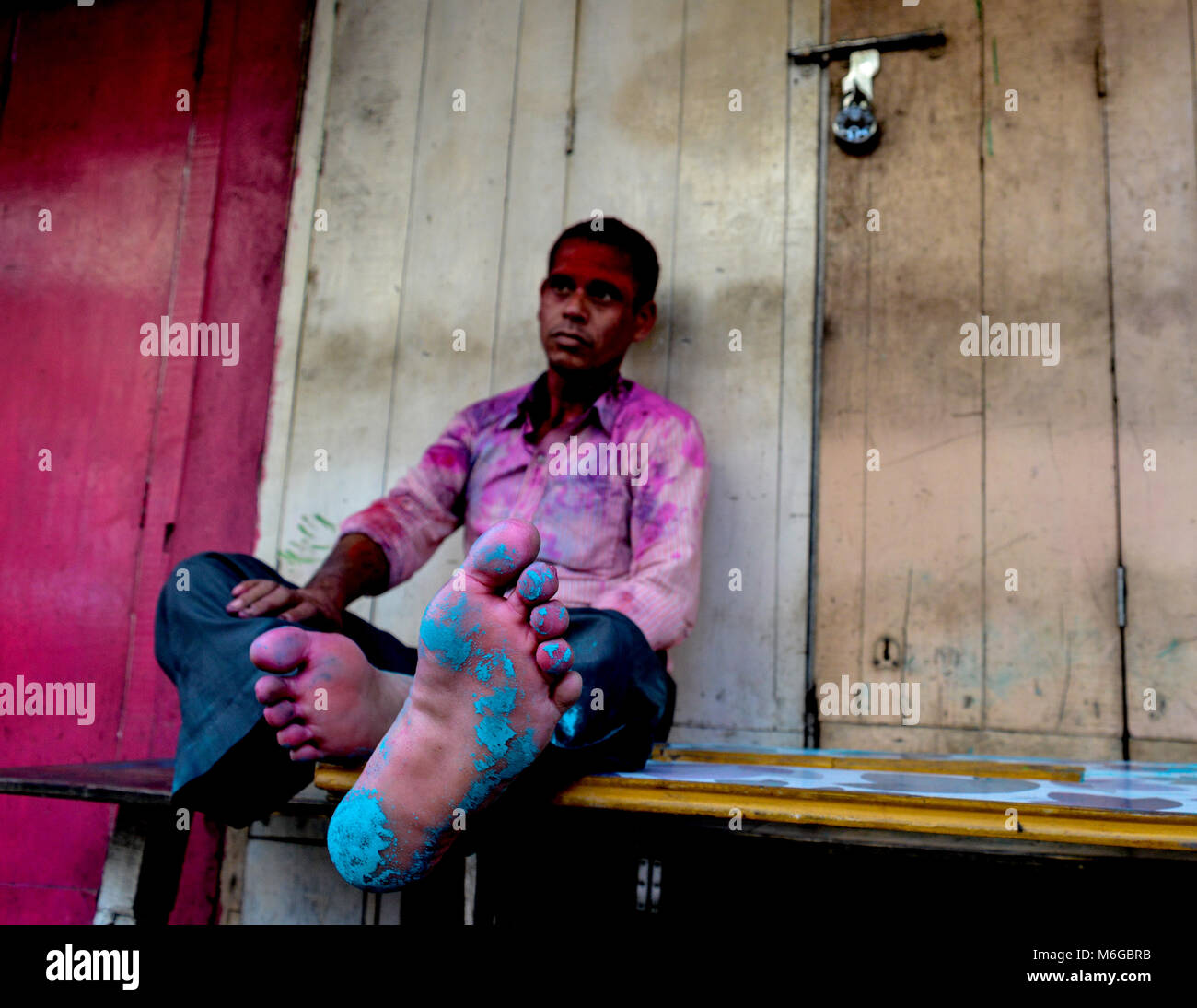 Kolkata, Indien. 01 Mär, 2018. Die Menschen auf der Straße während der Feier von Dol purnima. Das Holi Festival beinhaltet für alle farbigen pulver und Wasser. Credit: Debarchan Chatterjee/Pacific Press/Alamy leben Nachrichten Stockfoto