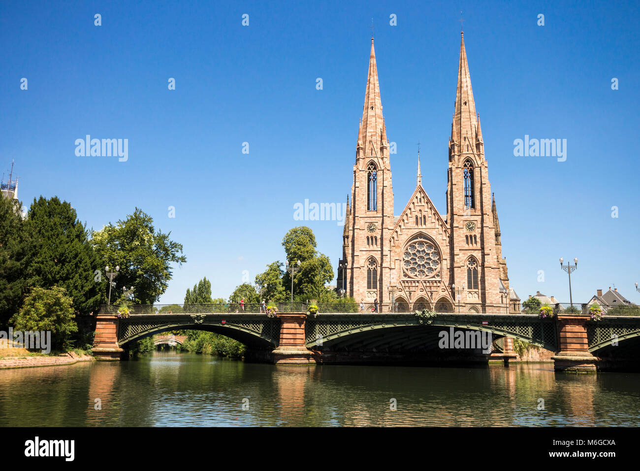 St. Paul's Kirche, ein großer Gothic Revival Lutehran Kirche und eines der Wahrzeichen der Stadt Straßburg im Elsaß, Frankreich, mit dem Fluss Ill Stockfoto