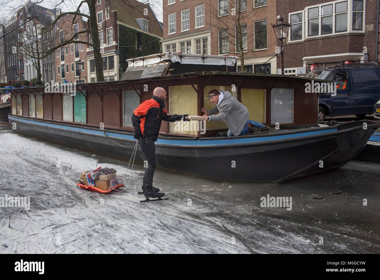 Eislaufen auf den Grachten von Amsterdam. Der letzte Zeitpunkt, zu dem die Kanäle eingefroren wurden, war im Februar 2015. Stockfoto