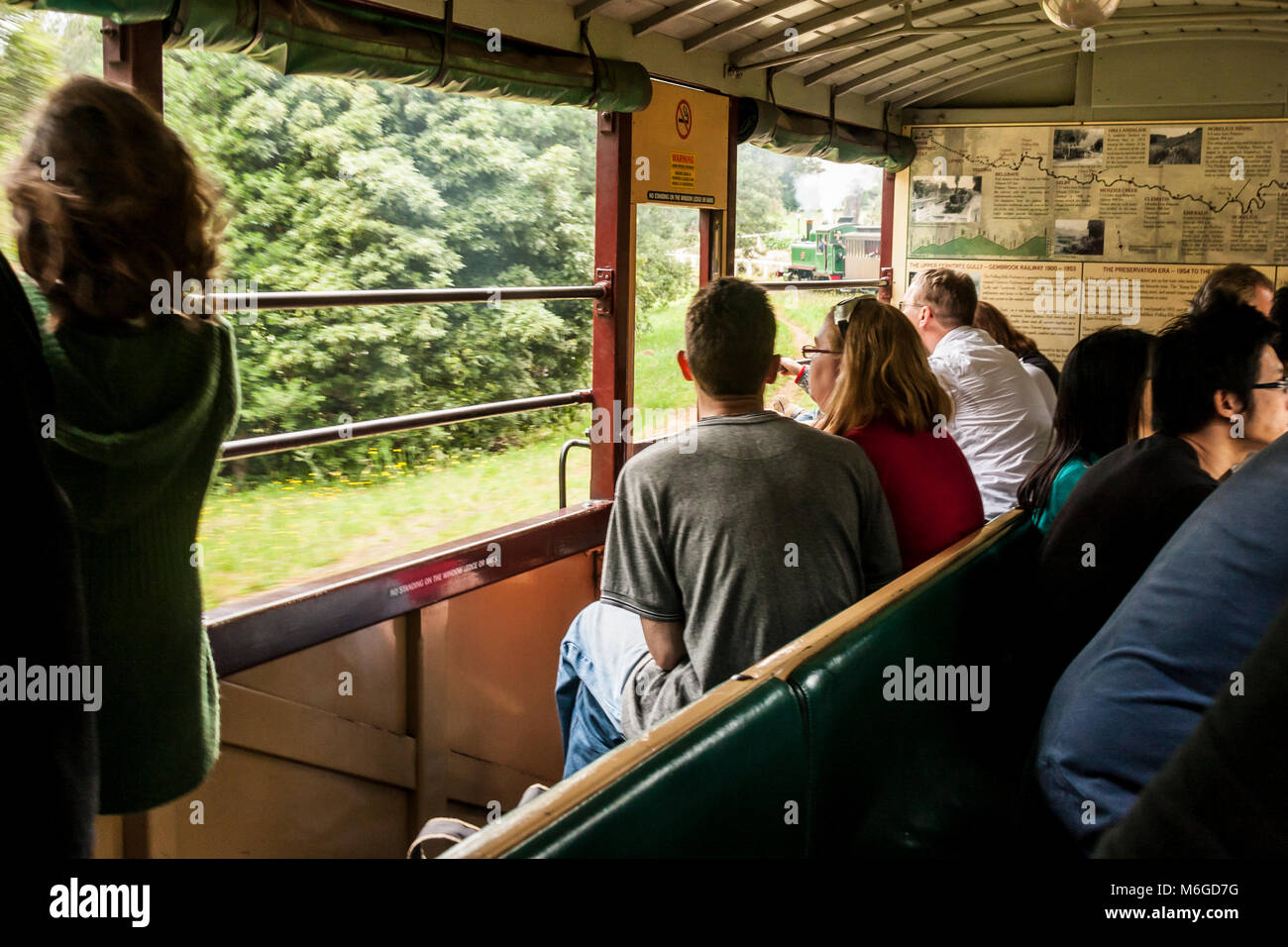 Beförderung von der Dampfeisenbahn 'Puffing Billy' mit Passagieren. Puffing Billy ist der historische Schmalspurbahn in den Dandenong Ranges in der Nähe von Melbourne. Australien Stockfoto