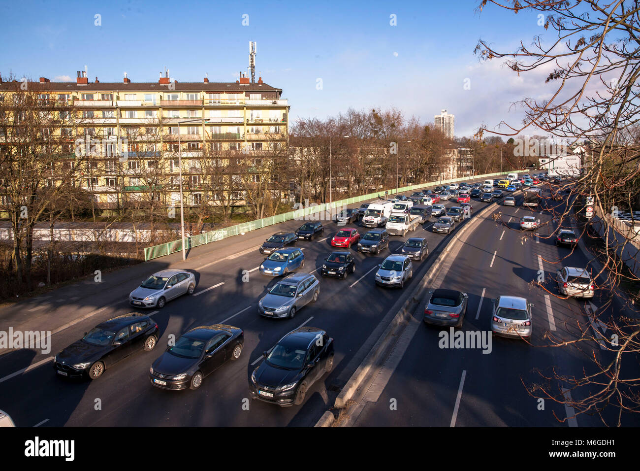 Deutschland, Köln, Stau auf der Straße Innere Kanalstrasse, einer der meistbefahrenen Straßen in Köln, Vorgehensweise bei der Zoo Brücke. Deutschland, Stockfoto