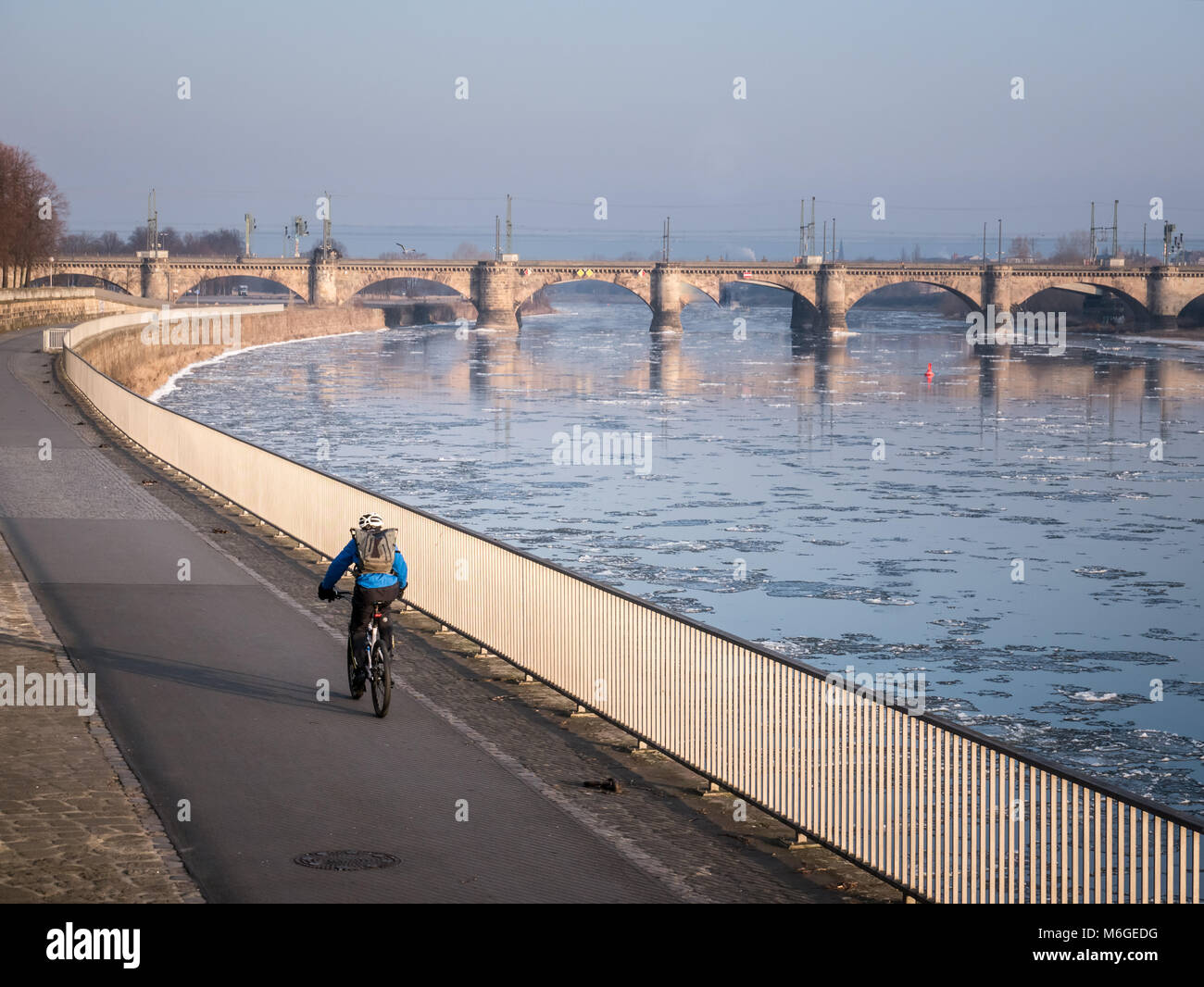 Blick auf die Marienbrücke und Elbe mit Blättern von Eis darin schwimmende. Wie aus einer Lage in der Nähe des Kongresszentrum in Dresden, Sachsen gesehen, Stockfoto