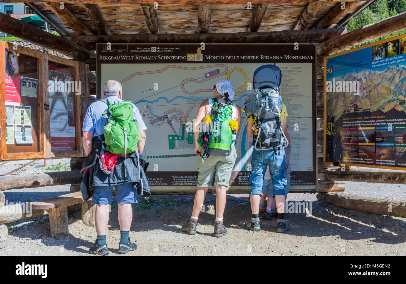 Blick auf Ridnauntal aus dem Besucherzentrum der Masseria. Ort, wo seit Jahrhunderten Prozess gewesen. Stockfoto