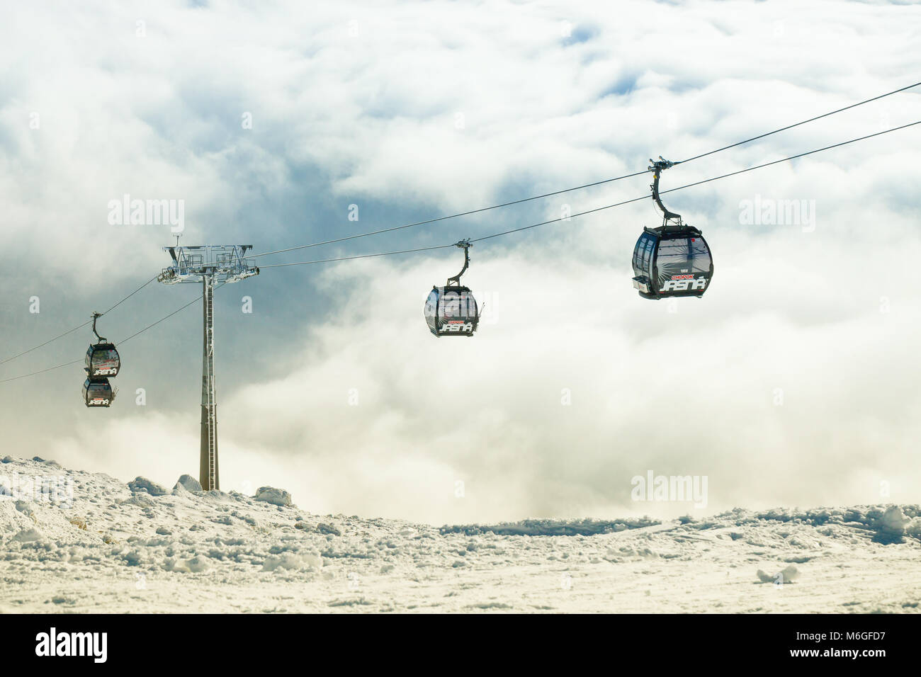 CHOPOK, SLOWAKEI - Dezember 13, 2017: Seilbahn Kabinen im Winter sports Resort Area - Jasna, Chopok, Slowakei Stockfoto