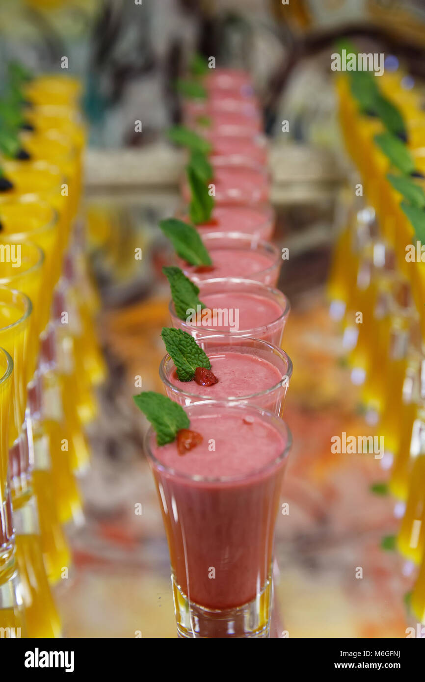 Catring farbigen Früchten mousse Dessert im Glas auf Spiegel backgroung Stockfoto