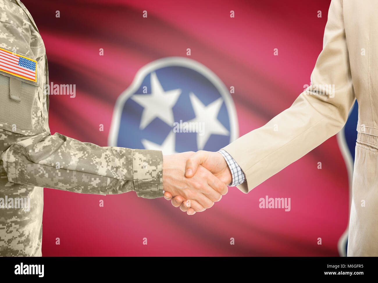 Amerikanischer Soldat in Uniform und Zivil Mann in Anzug Händeschütteln mit bestimmten USA State Flag auf Hintergrund - Tennessee Stockfoto