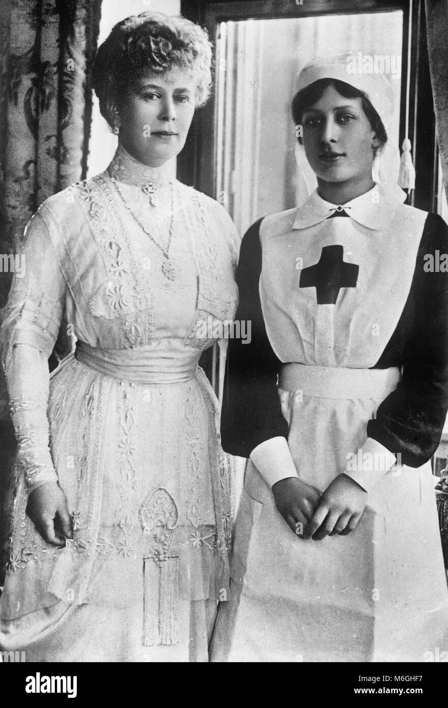 Queen Mary (1867-1953) und ihre Tochter Maria, Princess Royal, spätere Gräfin von Harewood (1897-1965) im Ersten Weltkrieg. Stockfoto