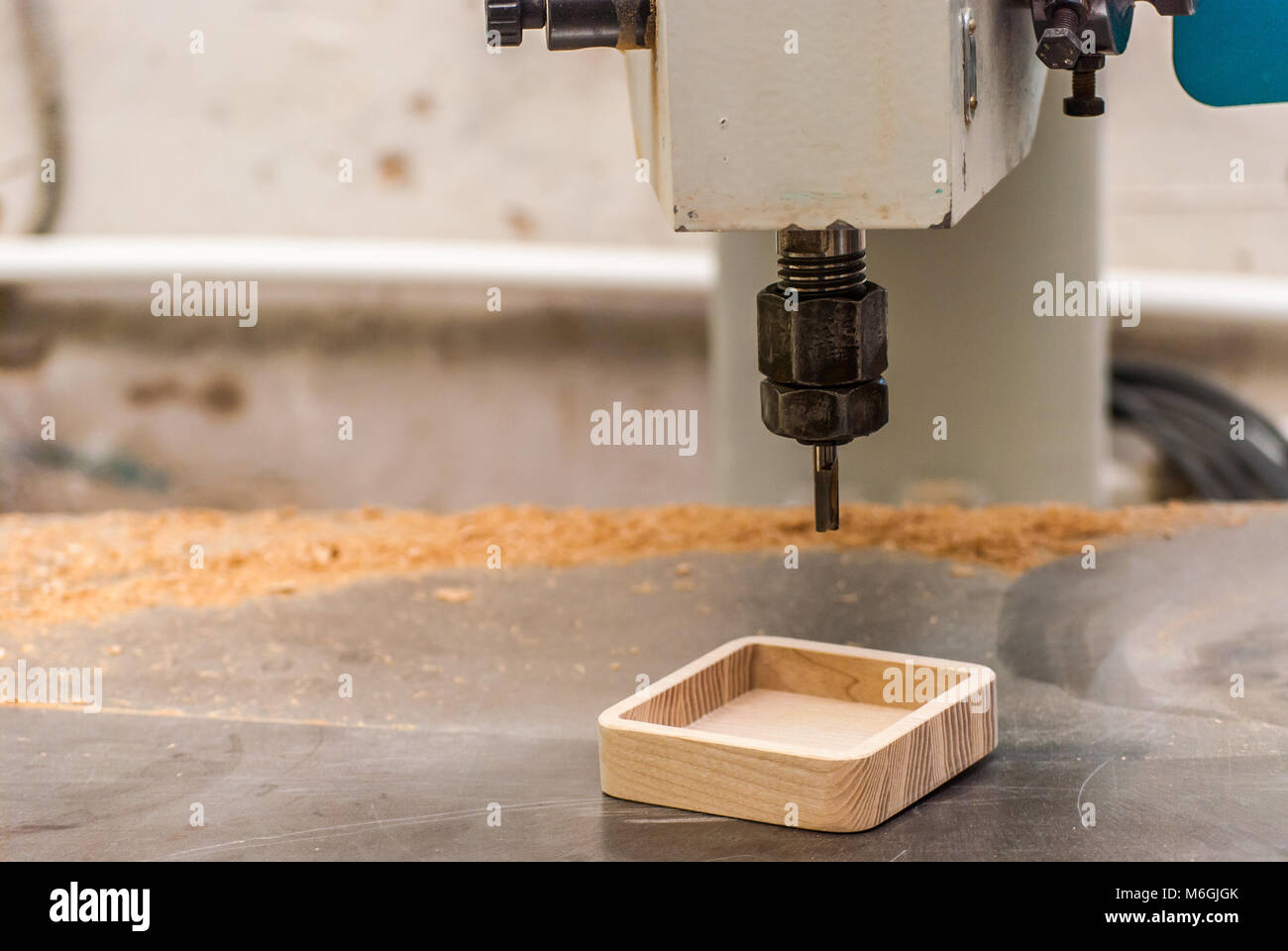 Top-positionierte Fräsmaschinen stehen bereit, um Holz mit fachkundiger Präzision in einer Werkstatt zu Formen Stockfoto