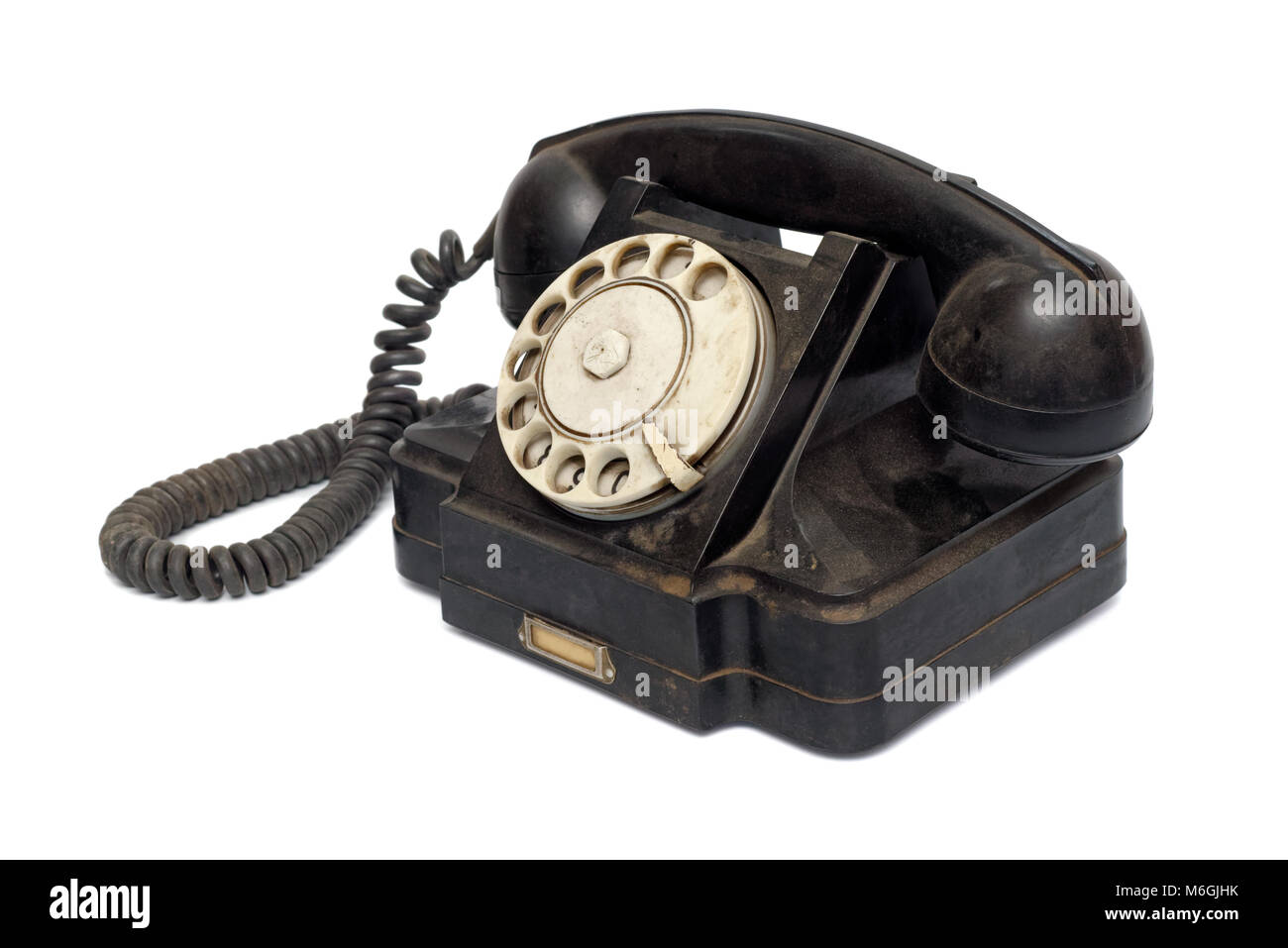 Isolierte Objekte: altes Schwarzes Telefon, Mitte des 20. Jahrhunderts, gealtert und abgewetzt, auf weißem Hintergrund. Staub und Kratzer werden bleiben unberührt Ich Stockfoto