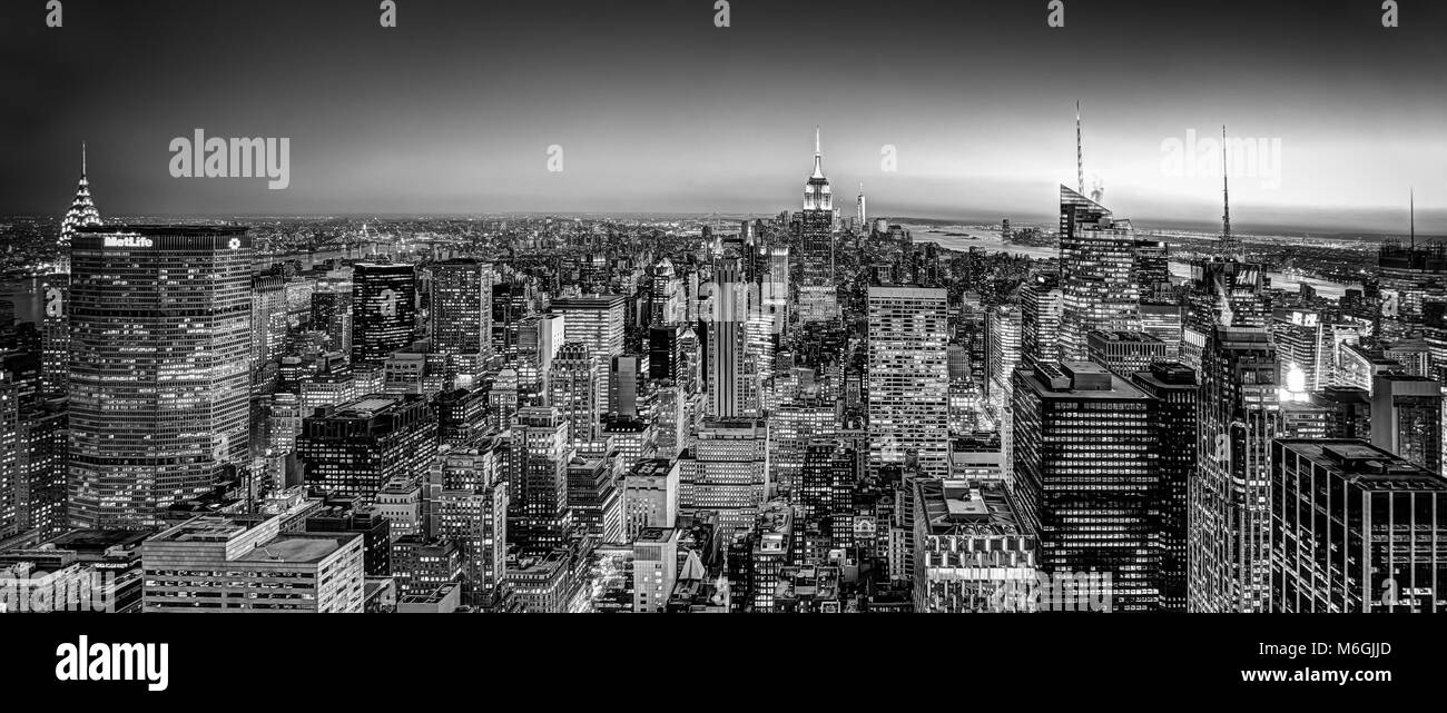 New Yorker Skyline mit städtischen Hochhäusern in der Abenddämmerung, USA. Stockfoto