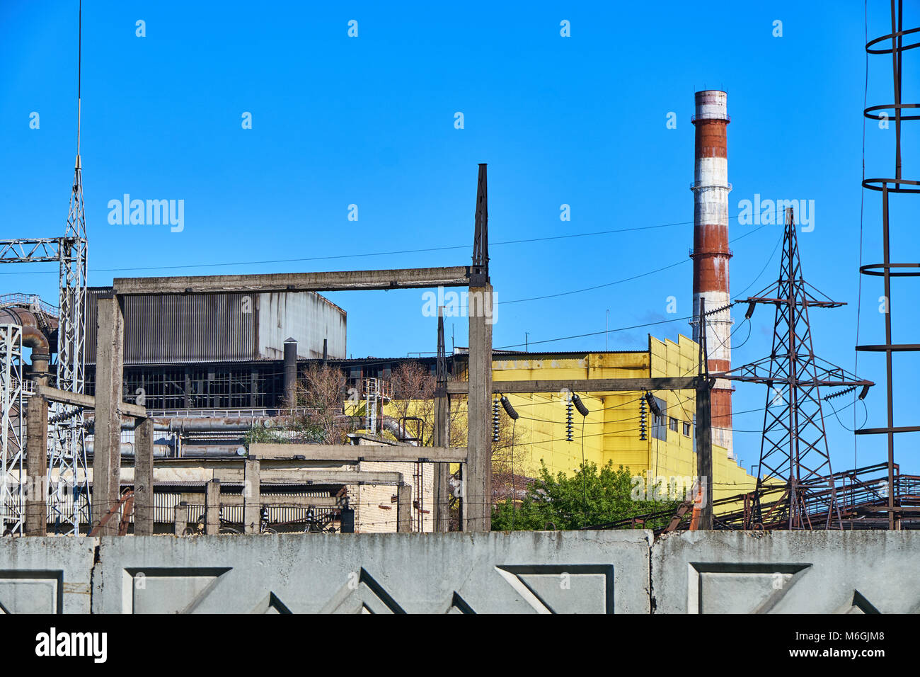 Industrielles Stromnetz und Anlageninfrastruktur mit Übertragungstürmen, Verteilerleitungen, Isolatoren Stockfoto