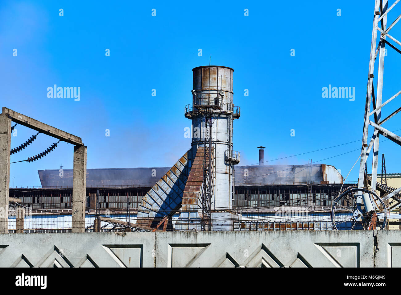 Riesiges Rohr des Entstaubungs- und Luftreinigungssystems des Hochofens der metallurgischen Anlage Stockfoto