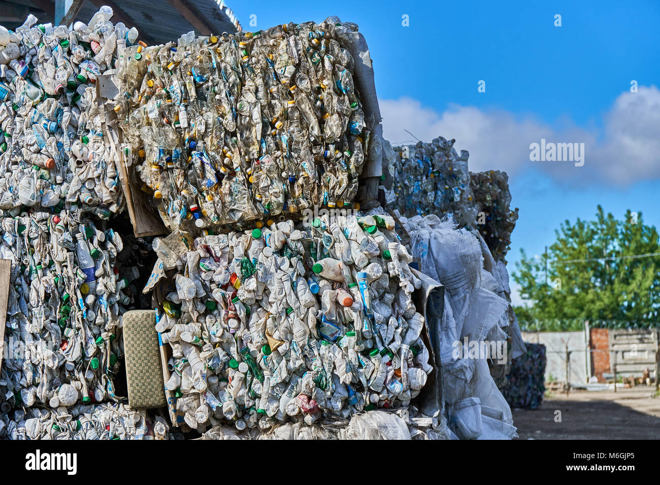 Gepresste Kunststoffflaschen in Briketts für das Recycling an der Abfallsortierstation Stockfoto