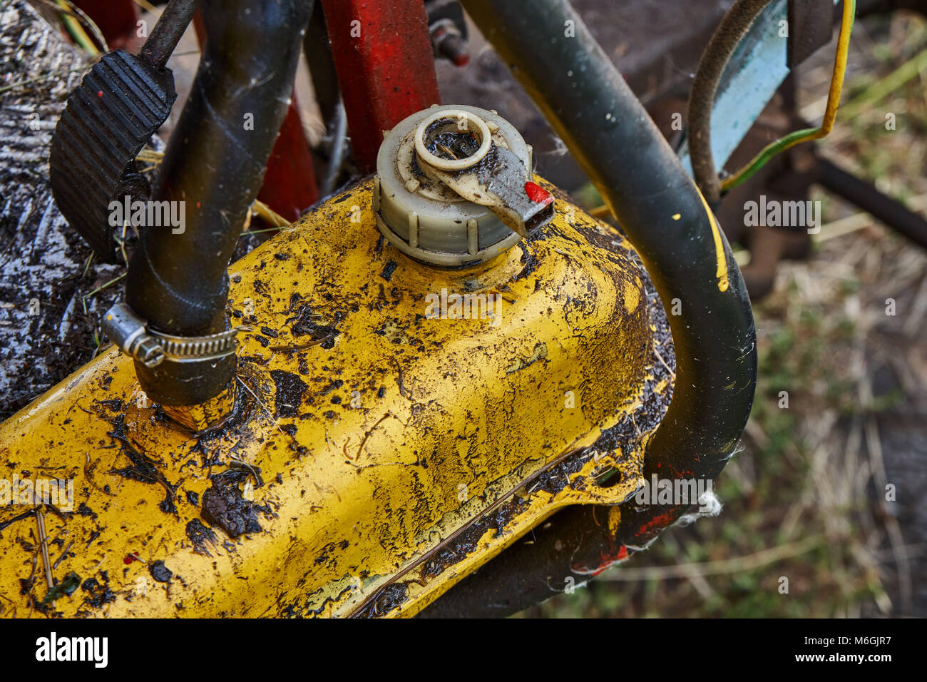 Großer heller roter Power-Traktor mit Details und Kabeln von anderen Traktoren. Motor mit nicht geschlossenen Rohren und Drähten im Nahbereich Stockfoto