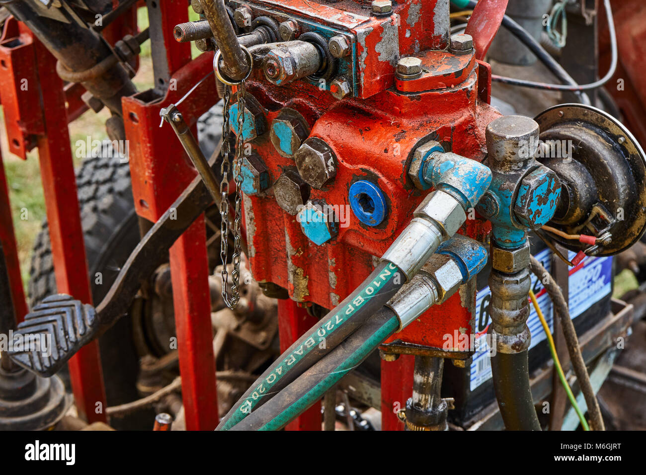 Großer heller roter Power-Traktor mit Details und Kabeln von anderen ...