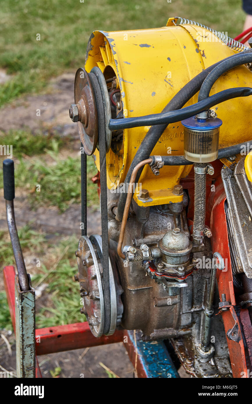 Großer heller roter Power-Traktor mit Details und Kabeln von anderen ...