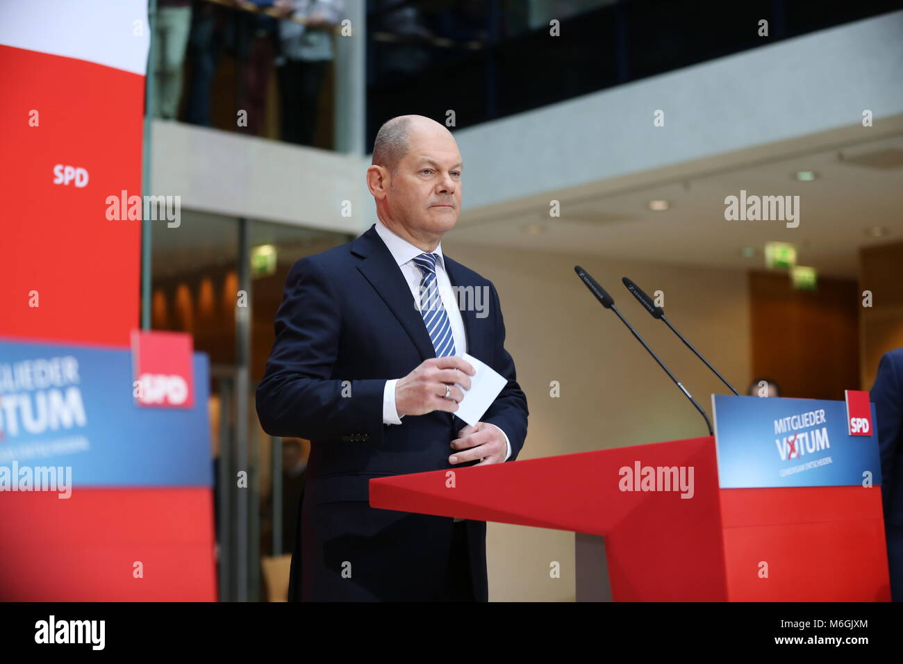 Berlin, Deutschland. 04 Mär, 2018. Olaf Scholz (SPD) bei der Pressekonferenz im Willy-Brandt-Haus in Berlin-Kreuzberg. Die Mehrheit der SPD-Mitglieder haben eine Neuauflage der grossen Koalition mit der CDU und CSU genehmigt. 66.02 Prozent mit Ja stimmten, sagte der SPD-Bundesschatzmeister Dietmar Nietan auf einer Pressekonferenz im Willy Brandt Haus in Berlin. Rund 463.000 SPD-Mitglieder waren aufgerufen zu stimmen. Stellvertretende Vorsitzende Olaf Scholz sagte, die von der Mitgliedschaft Umfrage Prozess die Partei zusammen gebracht hatte. Quelle: Simone Kuhlmey/Pacific Press/Alamy leben Nachrichten Stockfoto