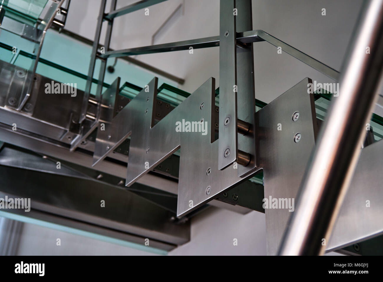 Edelstahltreppe mit Glastreppe. Moderne Edelstahl- und Glastreppe. Nahaufnahme Stockfoto