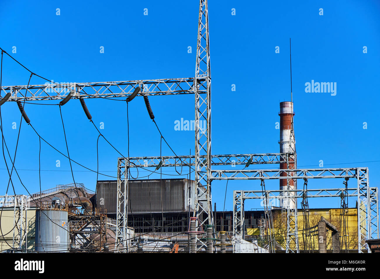 Industrielles Stromnetz und Anlageninfrastruktur mit Übertragungstürmen, Verteilerleitungen, Isolatoren Stockfoto