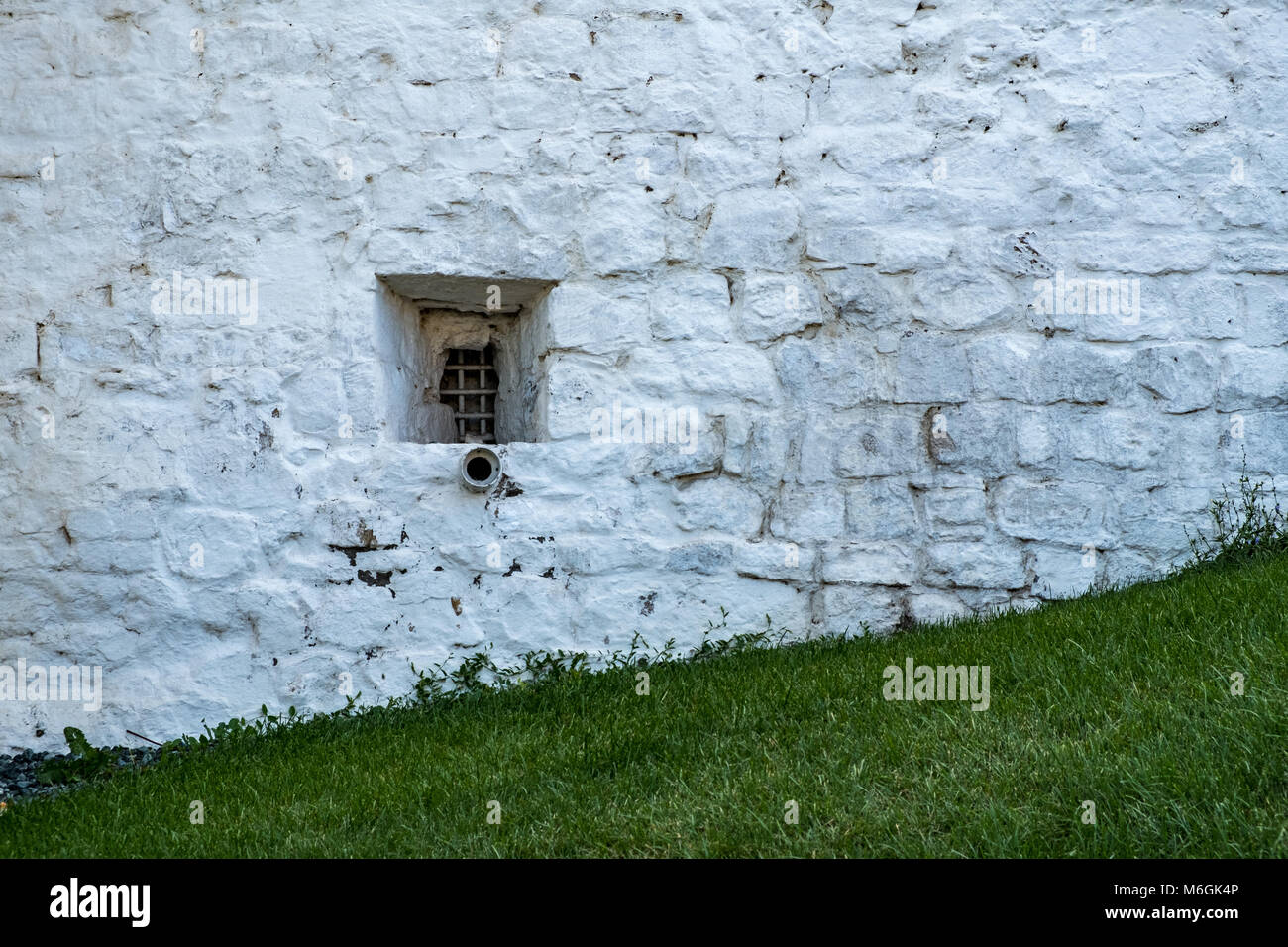 Weiß getünchte Festungssteinwand mit einem kleinen Fenster als Hintergrund. Kazan Kreml Nahansicht Stockfoto