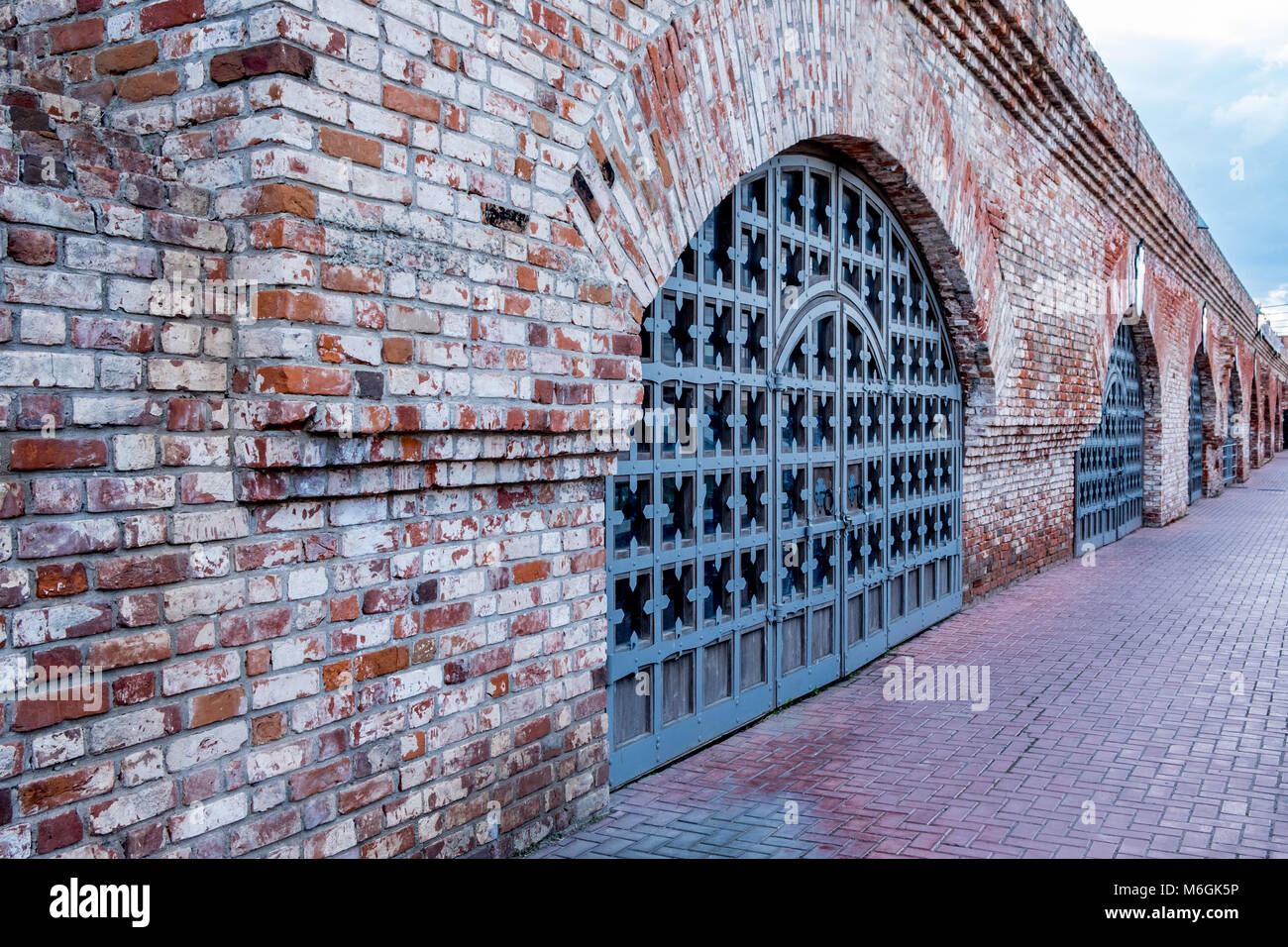 Steinmauer mit gewölbten Iron Gate in Kasan Stockfoto