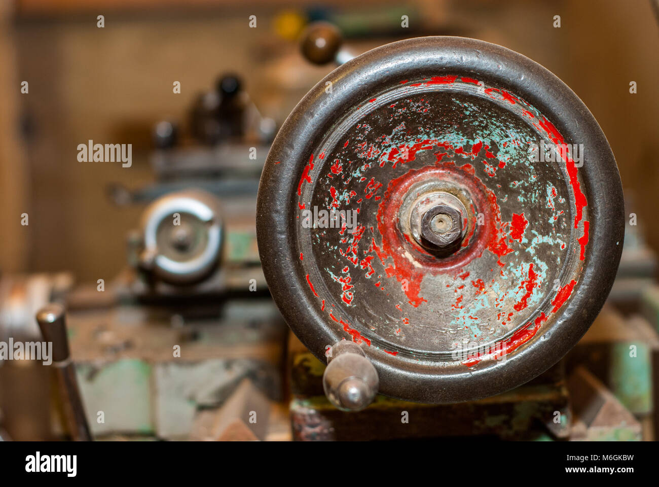 Alte Metalldrehmaschine für die Metallbearbeitung in der Werkstattnahmesicht Stockfoto