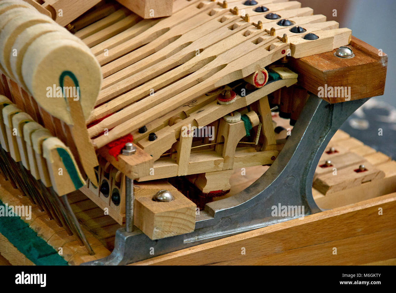 Holzhämmern des Alten zerlegt Grand Piano Stockfoto