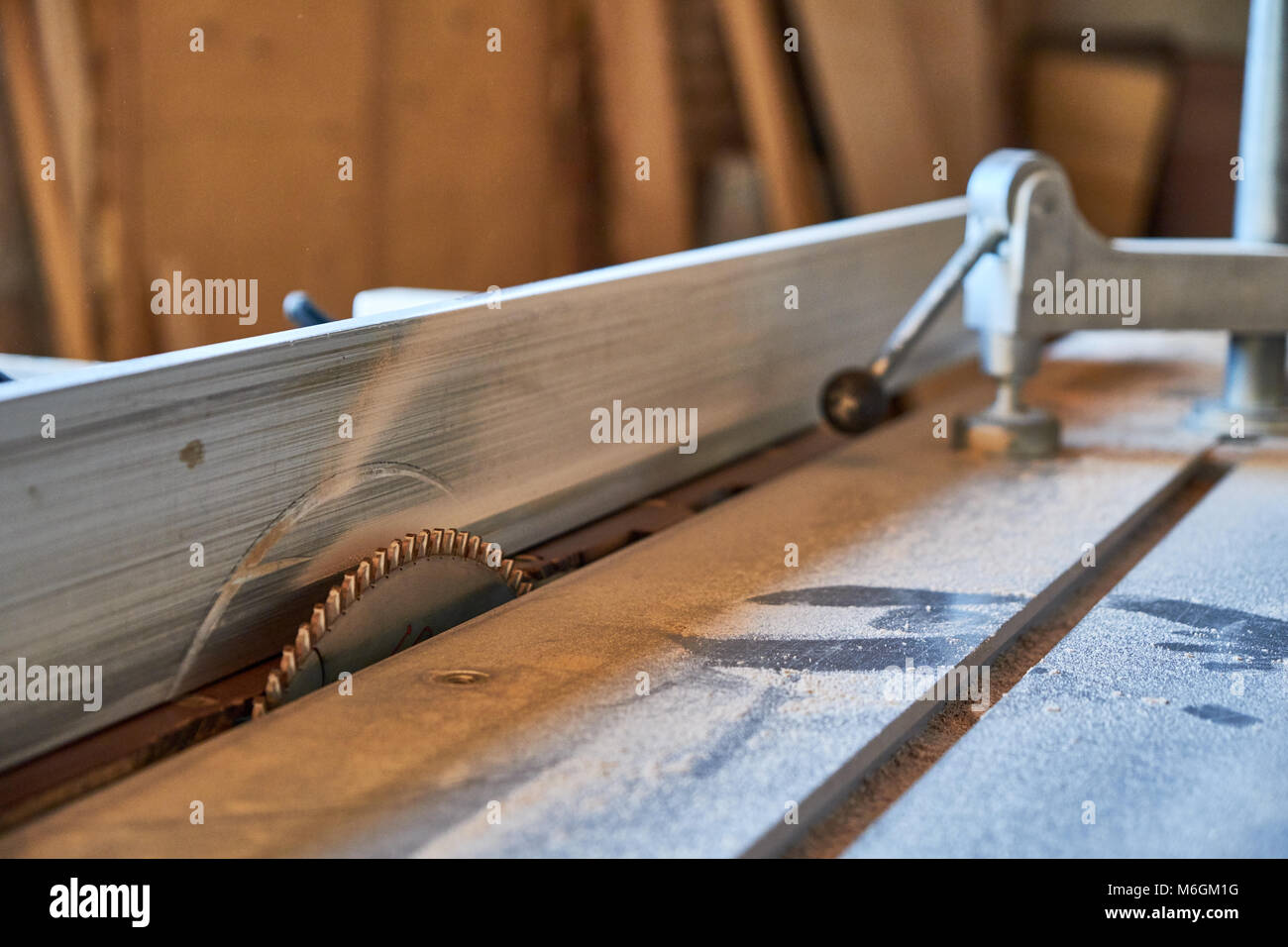 Tischlerei. Tischsägespanner in der Werkstatt. Nahaufnahme Stockfoto