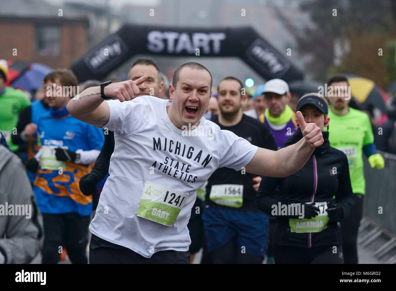 4. März 2018. Chester, UK. Ein kalter und Nasser Start für Läufer in der Chester 10 k laufen, um die Straßen von Chester. Credit: Andrew Paterson/Alamy leben Nachrichten Stockfoto