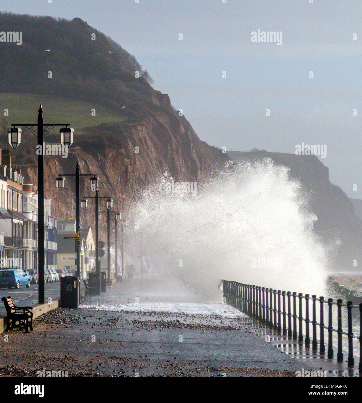 Sidmouth, Devon, 4.. März 18 noch nicht fertig - Sturm Emma stürmt sich in Sidmouth, mit Wellen, die über den Häusern und Hotels am Meer emporragen. Ein starker Anstieg der Temperaturen, kombiniert mit einem Durchnässen aus dem Meerwasser, hat alle Spuren des Schnees entfernt, der die Esplanade am Donnerstag und Freitag bedeckte. Stockfoto