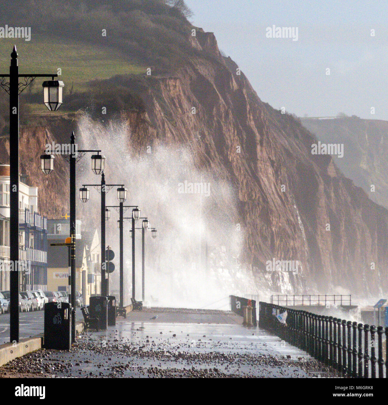 Sidmouth, Devon, 4.. März 18 noch nicht fertig - Sturm Emma stürmt sich in Sidmouth, mit Wellen, die über den Häusern und Hotels am Meer emporragen. Ein starker Anstieg der Temperaturen, kombiniert mit einem Durchnässen aus dem Meerwasser, hat alle Spuren des Schnees entfernt, der die Esplanade am Donnerstag und Freitag bedeckte. Stockfoto