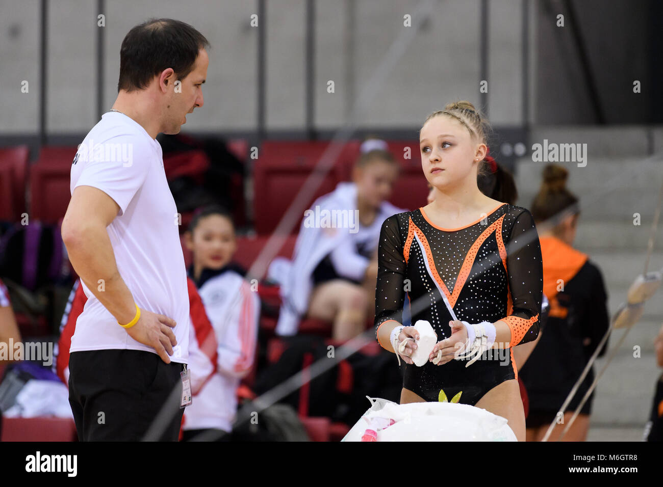 Stuttgart, Deutschland. 03 Mär, 2018. Funktion bin Magnesiatopf/Stufenbarren: Emma Hoefele (KRK), links Trainer Chris Lakeman. GES/Turnen/Bundesliga: Saisonauftakt, 03.03.2018 ------ | Nutzung der weltweiten Kredit: dpa/Alamy leben Nachrichten Stockfoto