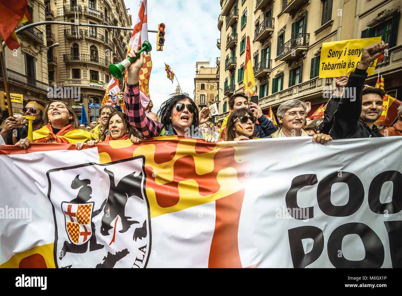 Barcelona, Spanien. 4. März, 2018: Anti-unabhängigkeit Aktivisten März hinter ihrem Banner durch die Innenstadt von Barcelona, als sie protestieren für die Unabhängigkeit von Tabarnia aus Katalonien. Die fiktive Region Tabarnia, in den Provinzen von Barcelona und Tarragona, sucht, Unabhängigkeit von Katalonien in Spanien als neue autonome Gemeinschaft zu bleiben. Credit: Matthias Oesterle/Alamy leben Nachrichten Stockfoto