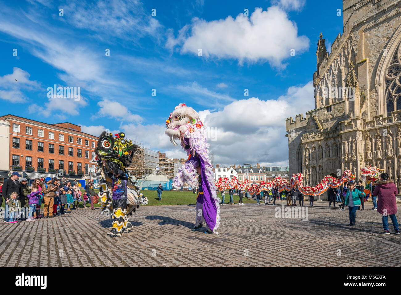 Exeter, Devon, Großbritannien. 4. März 2018, Sun; Sonnig; Universität von Exeter das chinesische Neujahr feiern, Drachen und Löwen Tanz in der Kathedrale Green Credit: Sebastian Wasek/Alamy leben Nachrichten Stockfoto