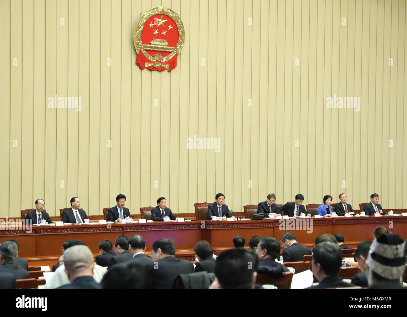 Peking, China. 4 Mär, 2018. Die erste Sitzung des Präsidiums für die erste Sitzung des 13. Nationalen Volkskongress (NVK) ist in der Großen Halle des Volkes in Peking, der Hauptstadt von China, 4. März 2018 statt. Credit: Ju Peng-/Xinhua/Alamy leben Nachrichten Stockfoto