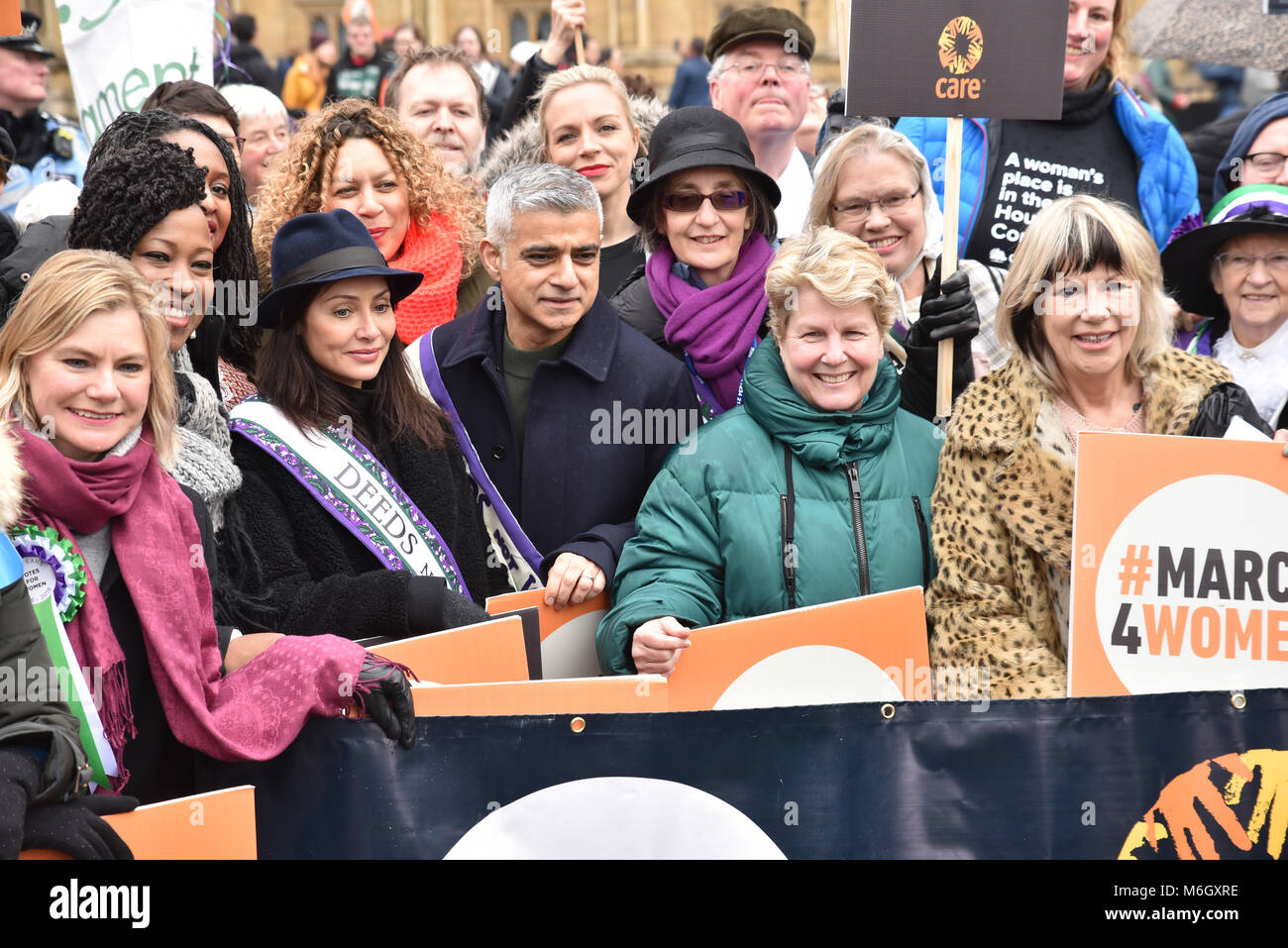 Westminster, London, Großbritannien. 4. März 2018. Natalie Imbruglia, Sadiq Khan, Sandi Toksvig. Die jährlichen März 4 Frauen März vom Parlament zum Trafalgar Square in London der Internationale Tag der Frau und 100 Jahre seit Frauen in Großbritannien zu feiern ersten gewonnen das Recht zu wählen. Quelle: Matthew Chattle/Alamy leben Nachrichten Stockfoto